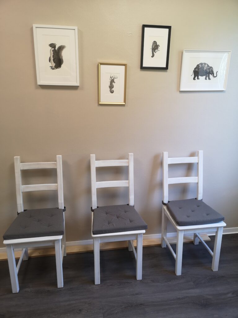 Wartezimmer Stühle und Bilder