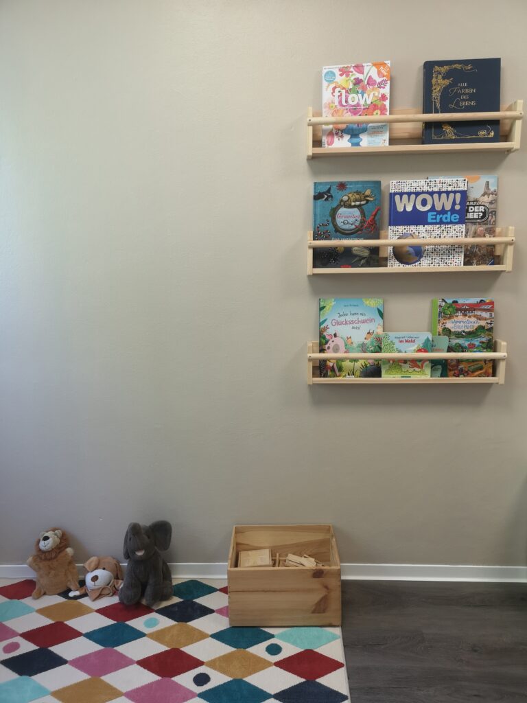 Wartezimmer Spielteppich und Bücher